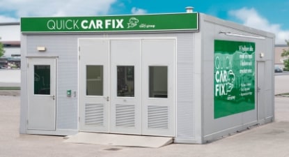 En biltvätt med en Quick Car Fix skylt. En biltvätt med en Quick Car Fix skylt.